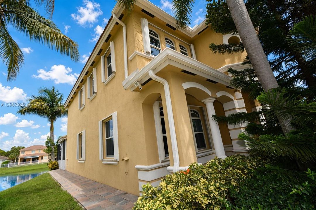 En Venta: $740,000 (4 camas, 3 baños, 2934 Pies cuadrados)