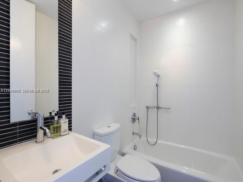 Active With Contract: $5,000 (2 beds, 2 baths, 971 Square Feet)