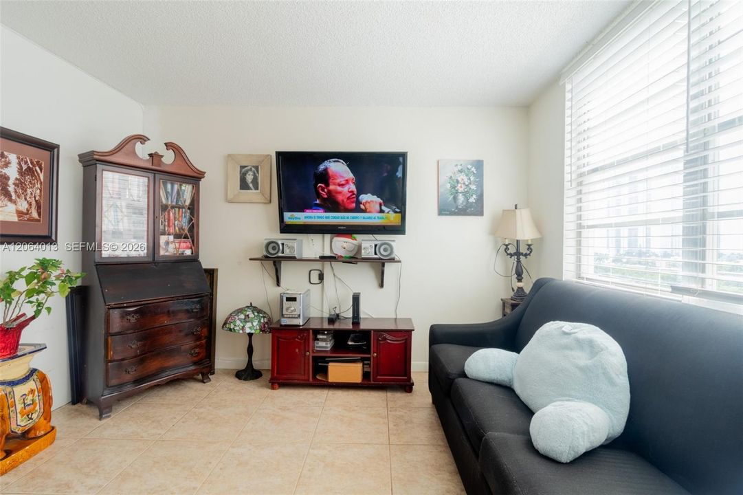 Activo con contrato: $279,000 (2 camas, 2 baños, 1087 Pies cuadrados)