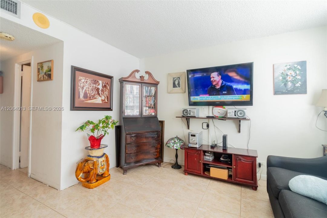Activo con contrato: $279,000 (2 camas, 2 baños, 1087 Pies cuadrados)