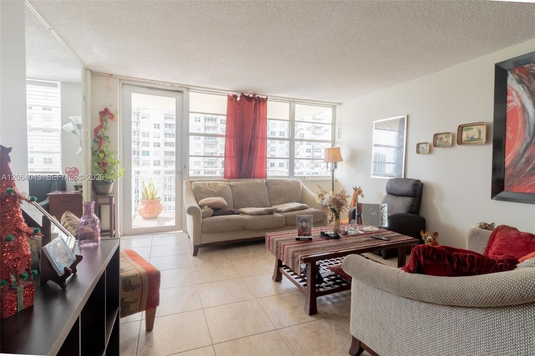 Activo con contrato: $279,000 (2 camas, 2 baños, 1087 Pies cuadrados)