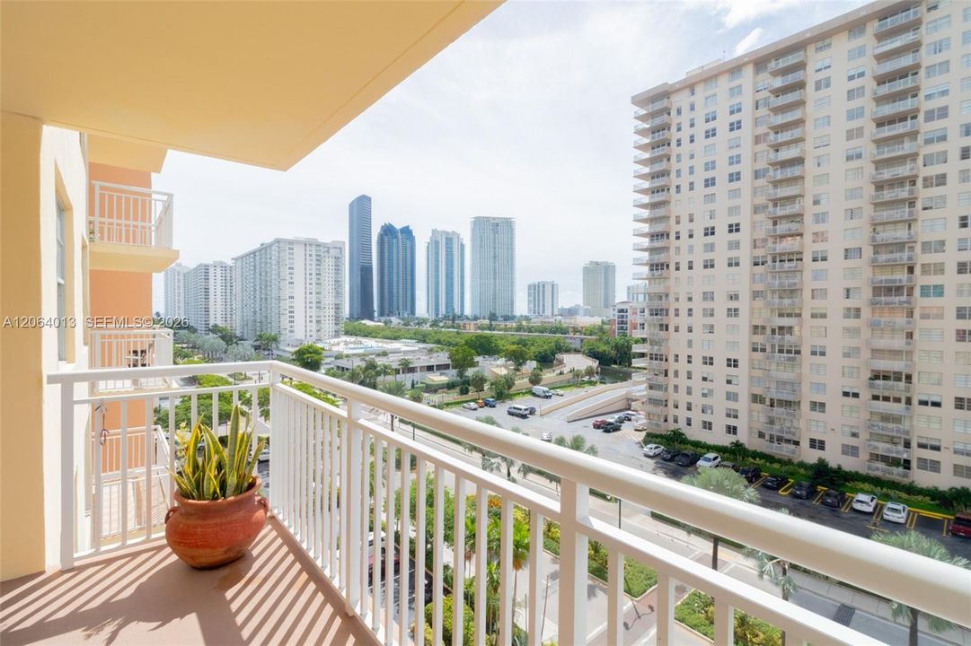 Activo con contrato: $279,000 (2 camas, 2 baños, 1087 Pies cuadrados)