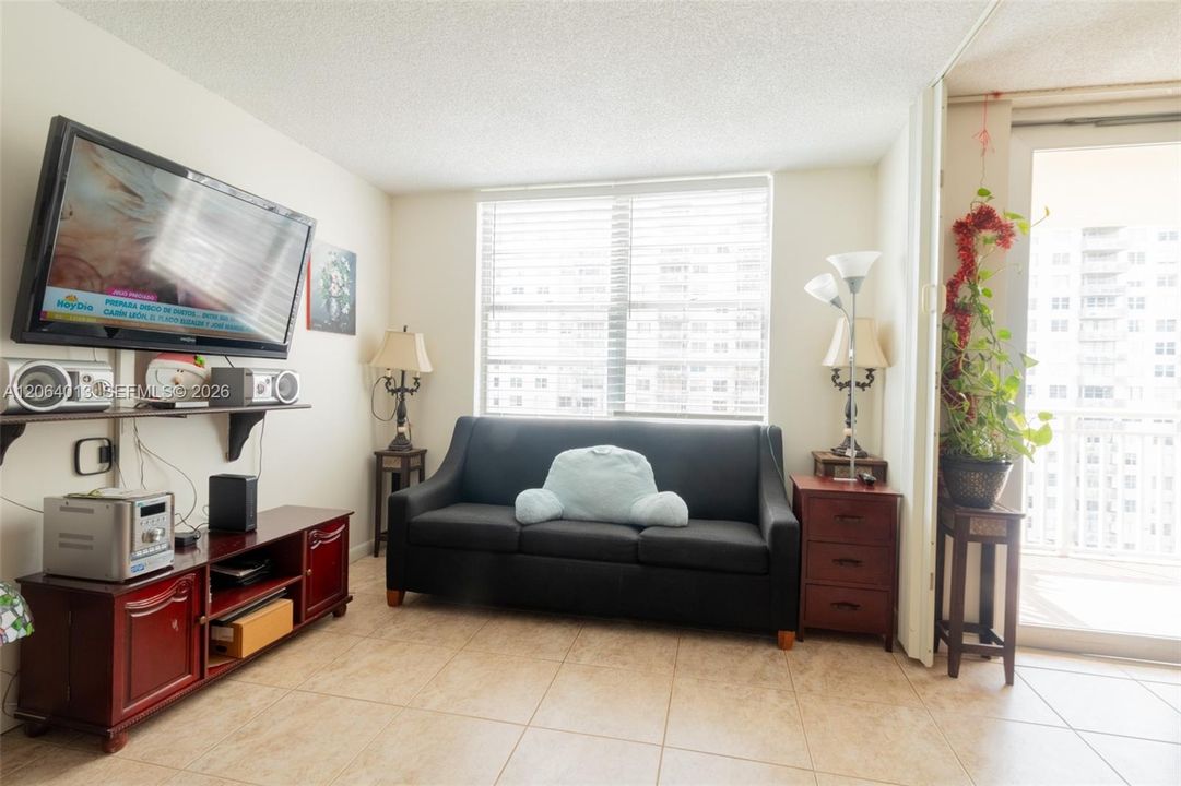 Activo con contrato: $279,000 (2 camas, 2 baños, 1087 Pies cuadrados)