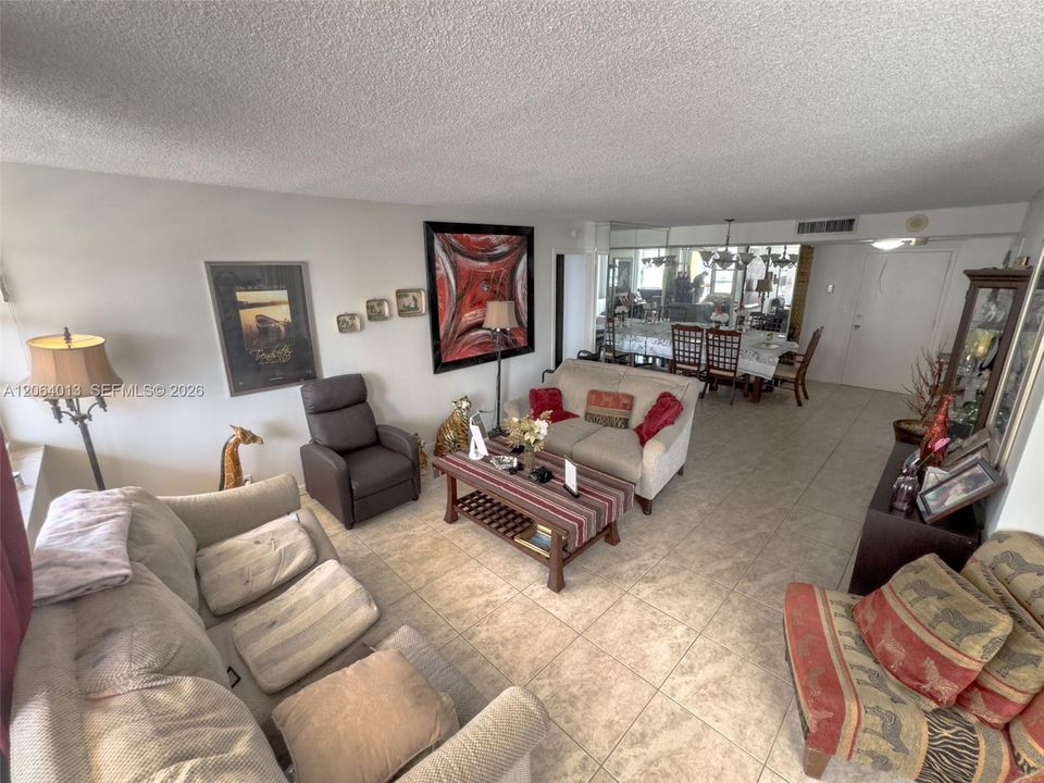 Activo con contrato: $279,000 (2 camas, 2 baños, 1087 Pies cuadrados)