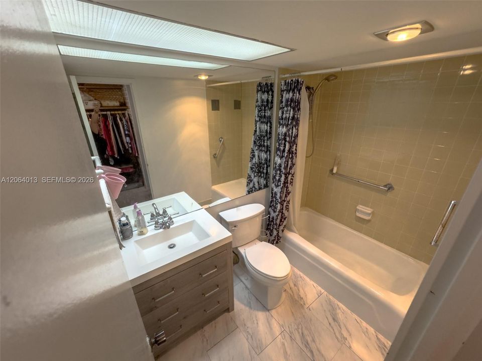 Activo con contrato: $279,000 (2 camas, 2 baños, 1087 Pies cuadrados)