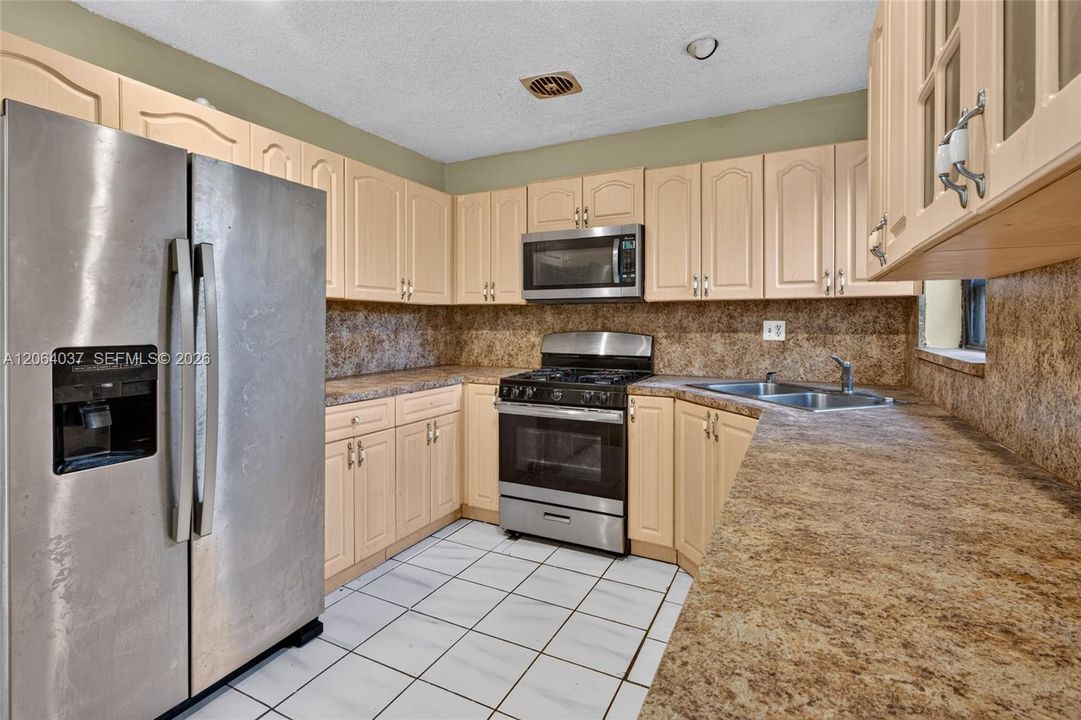 For Sale: $529,000 (4 beds, 3 baths, 1459 Square Feet)