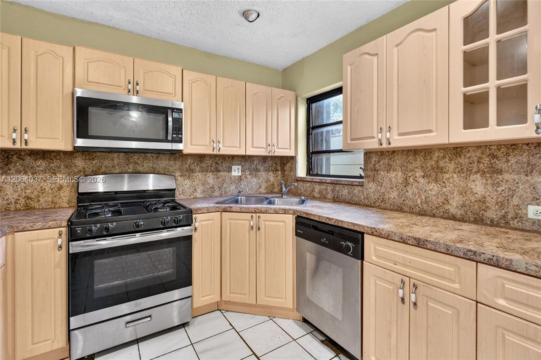 For Sale: $529,000 (4 beds, 3 baths, 1459 Square Feet)