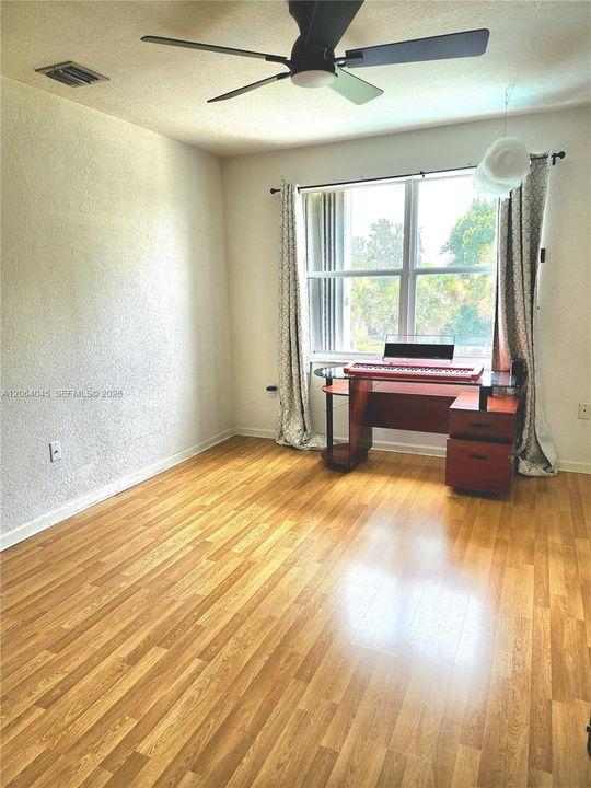 For Sale: $775,000 (5 beds, 3 baths, 2752 Square Feet)