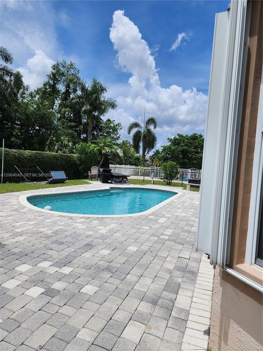 For Sale: $775,000 (5 beds, 3 baths, 2752 Square Feet)