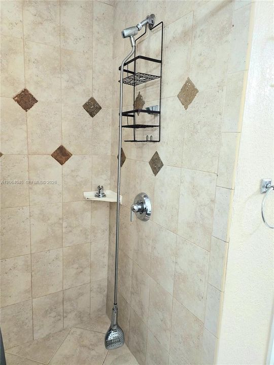 For Sale: $775,000 (5 beds, 3 baths, 2752 Square Feet)