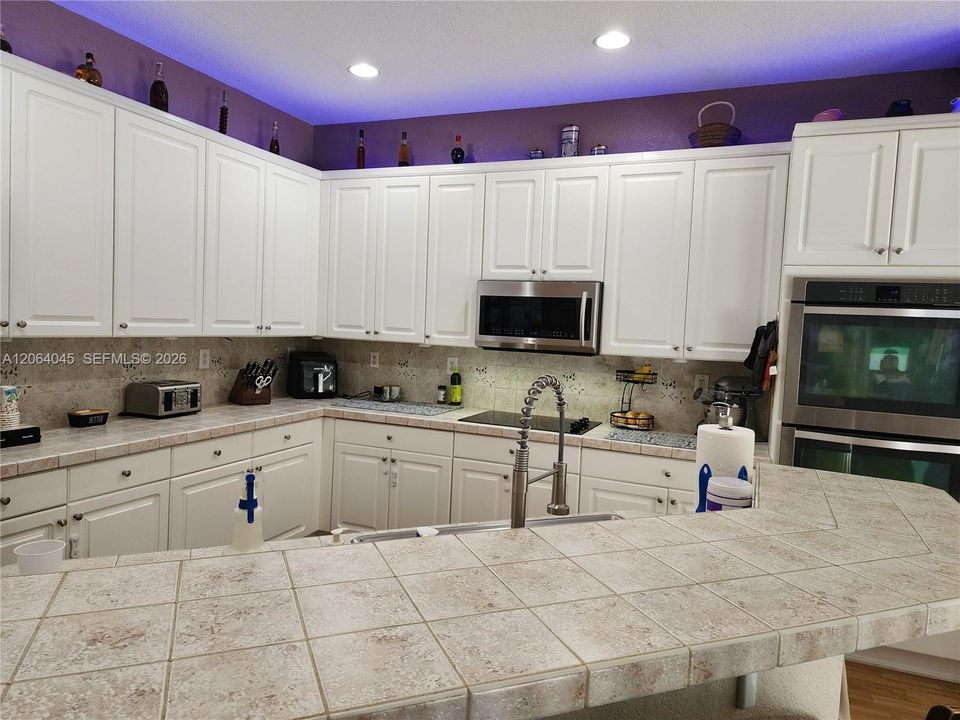 For Sale: $775,000 (5 beds, 3 baths, 2752 Square Feet)