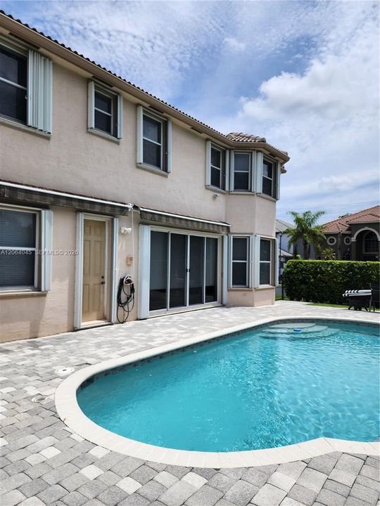 For Sale: $775,000 (5 beds, 3 baths, 2752 Square Feet)