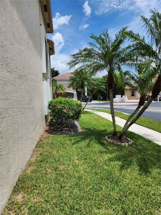 For Sale: $775,000 (5 beds, 3 baths, 2752 Square Feet)