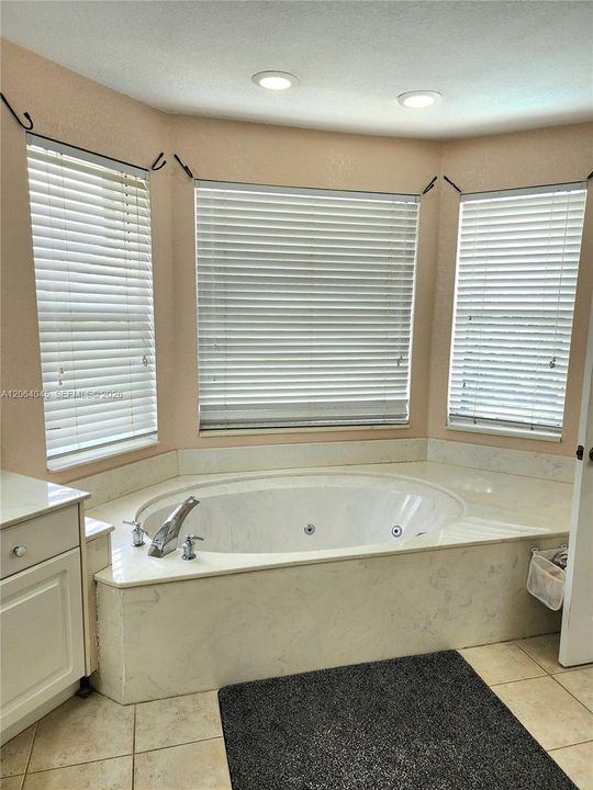 For Sale: $775,000 (5 beds, 3 baths, 2752 Square Feet)