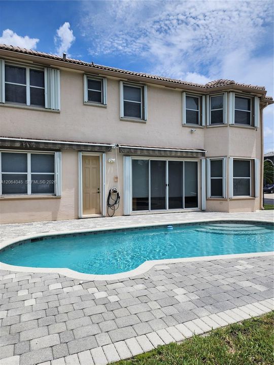 For Sale: $775,000 (5 beds, 3 baths, 2752 Square Feet)