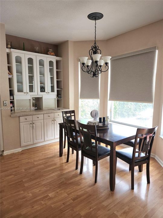 For Sale: $775,000 (5 beds, 3 baths, 2752 Square Feet)