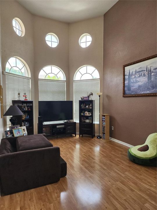 For Sale: $775,000 (5 beds, 3 baths, 2752 Square Feet)