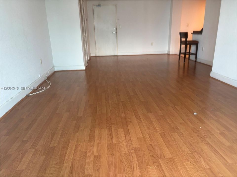 For Sale: $246,000 (1 beds, 1 baths, 825 Square Feet)