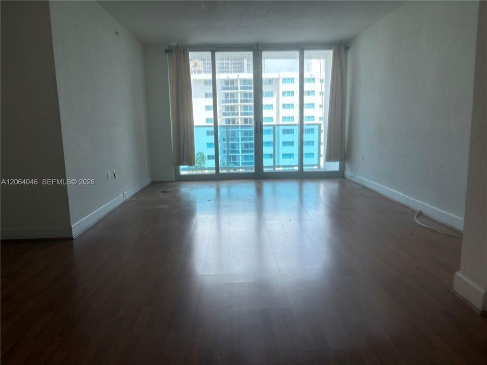For Sale: $246,000 (1 beds, 1 baths, 825 Square Feet)