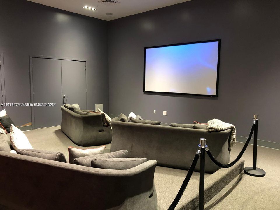 For Rent: $2,700 (0 beds, 1 baths, 588 Square Feet)
