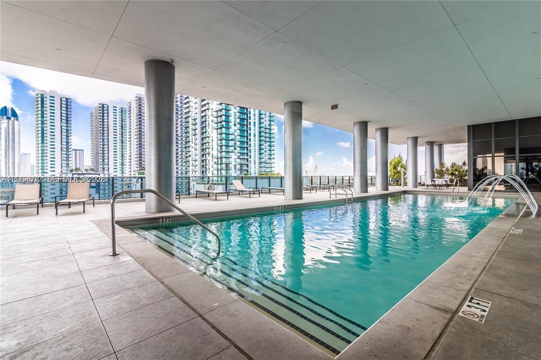 For Rent: $2,700 (0 beds, 1 baths, 588 Square Feet)