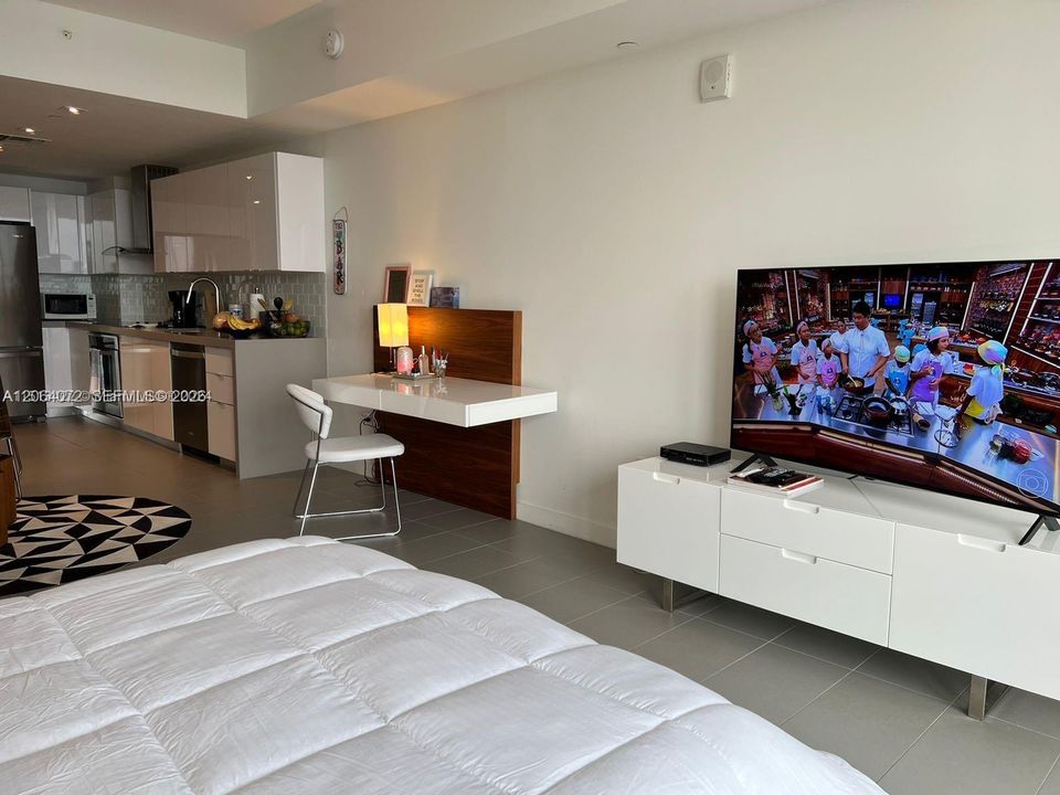 For Rent: $2,700 (0 beds, 1 baths, 588 Square Feet)