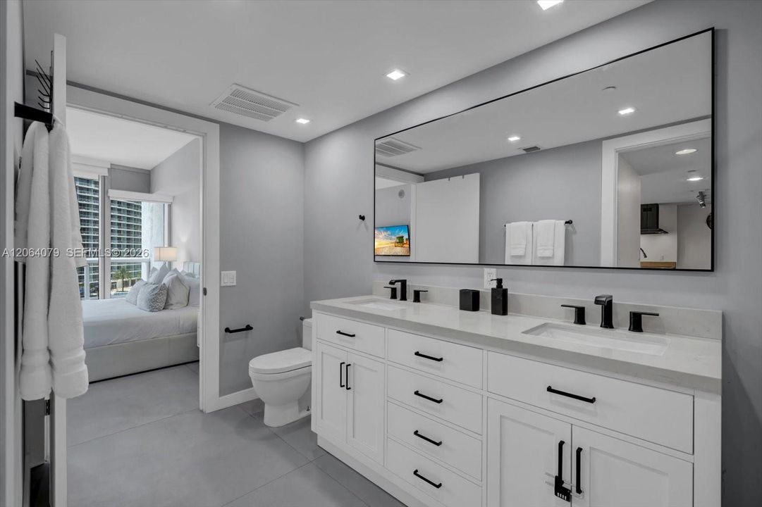For Sale: $700,000 (1 beds, 1 baths, 790 Square Feet)