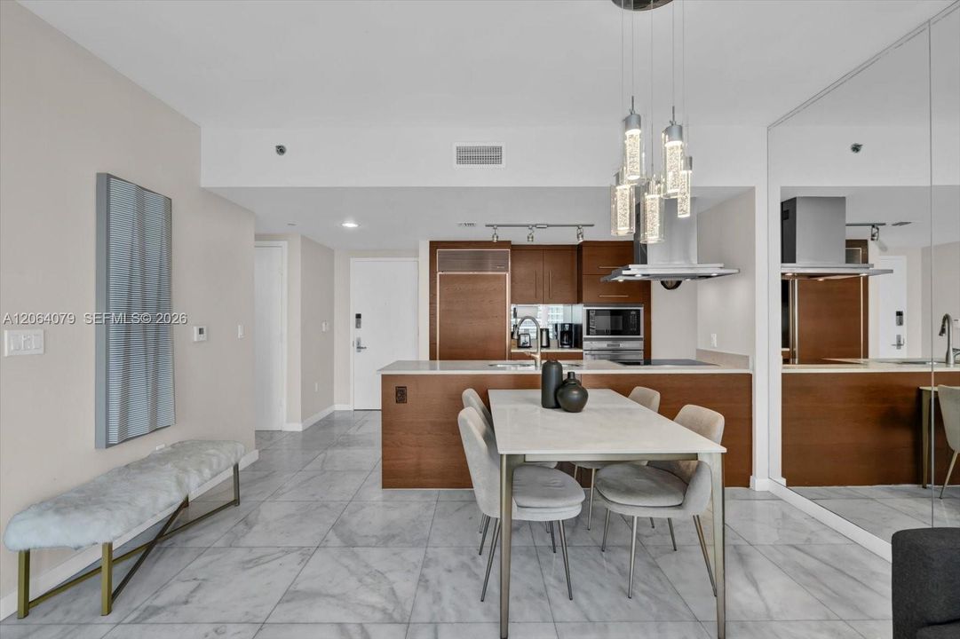 For Sale: $700,000 (1 beds, 1 baths, 790 Square Feet)