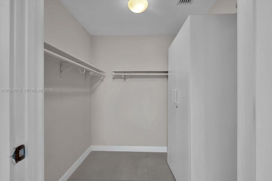 For Sale: $700,000 (1 beds, 1 baths, 790 Square Feet)