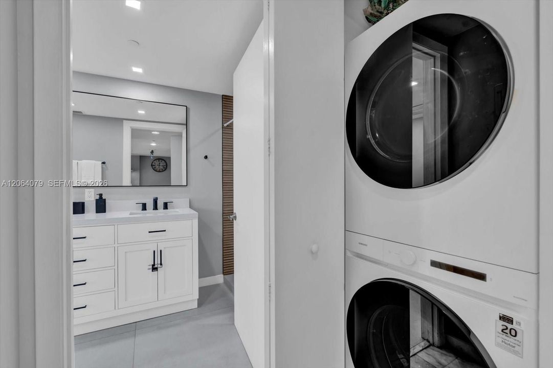 For Sale: $700,000 (1 beds, 1 baths, 790 Square Feet)