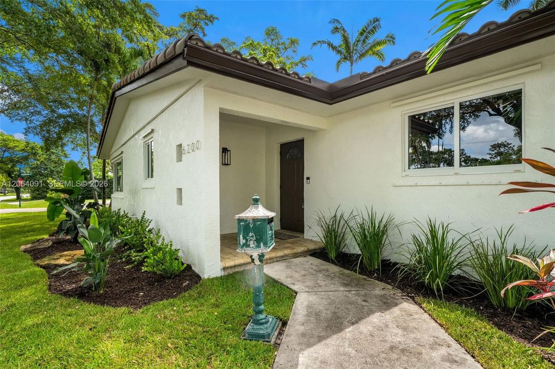 Active With Contract: $799,900 (3 beds, 2 baths, 1900 Square Feet)