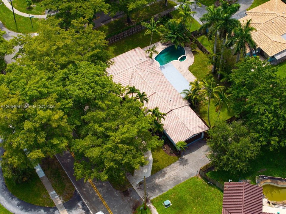 Active With Contract: $799,900 (3 beds, 2 baths, 1900 Square Feet)
