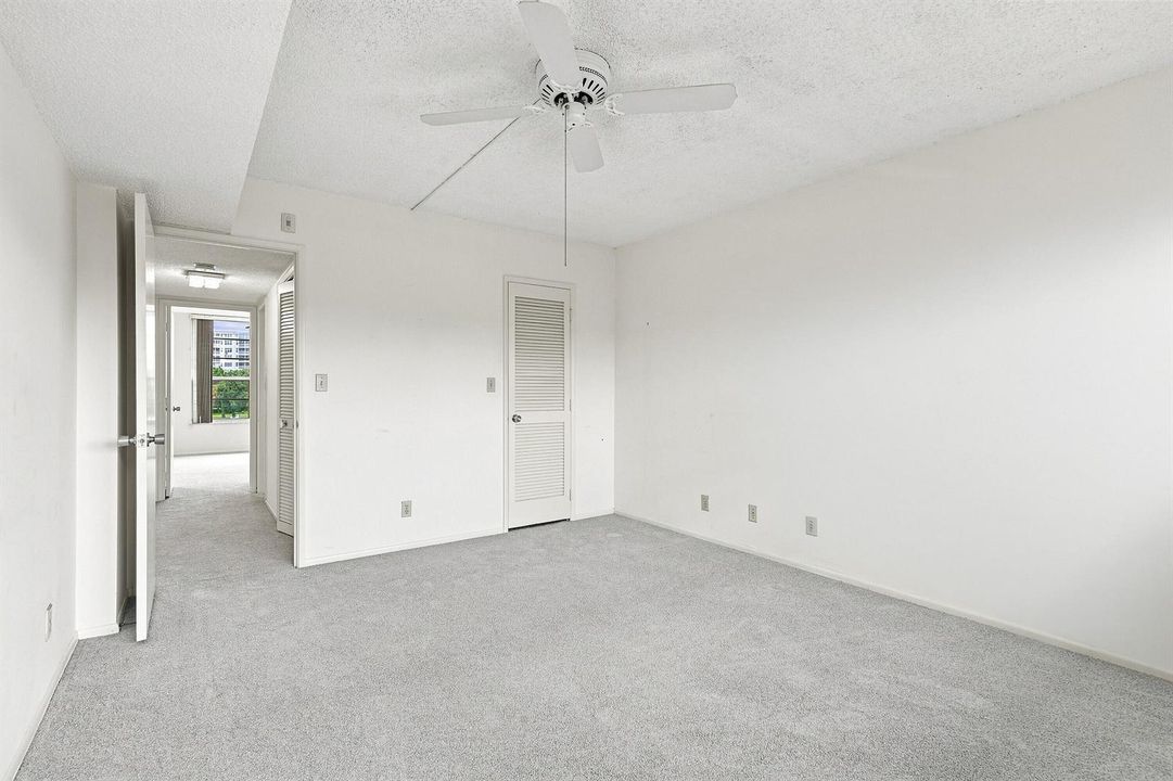 23_bedroom