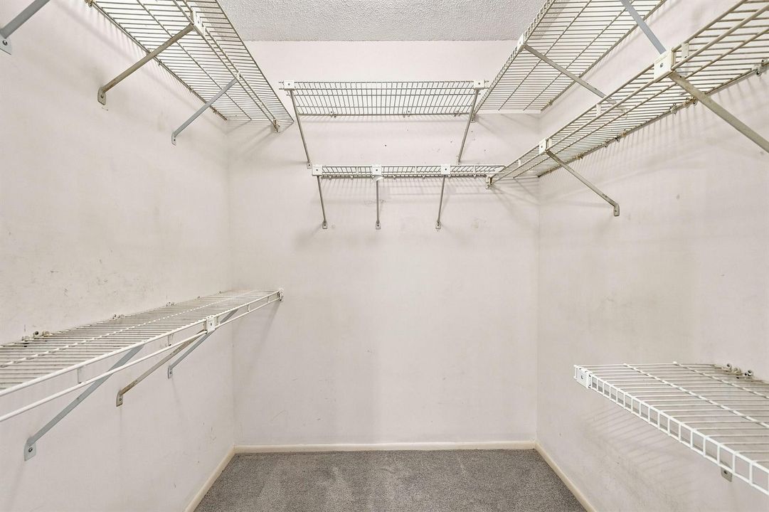 32_walk-in closet