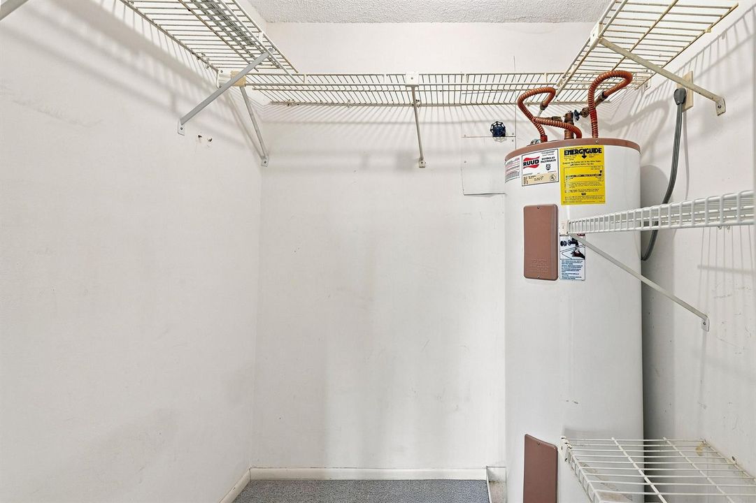 24_walk-in closet