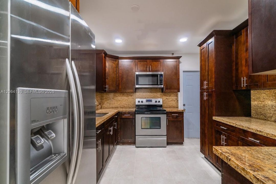 For Sale: $699,000 (3 beds, 3 baths, 2010 Square Feet)