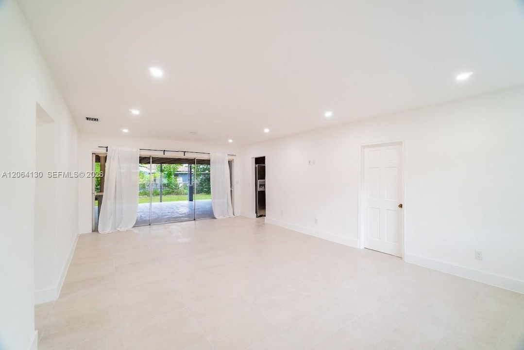 For Sale: $699,000 (3 beds, 3 baths, 2010 Square Feet)