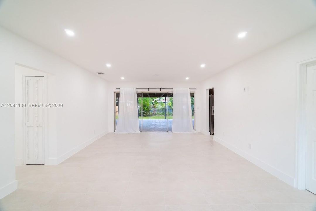 For Sale: $699,000 (3 beds, 3 baths, 2010 Square Feet)