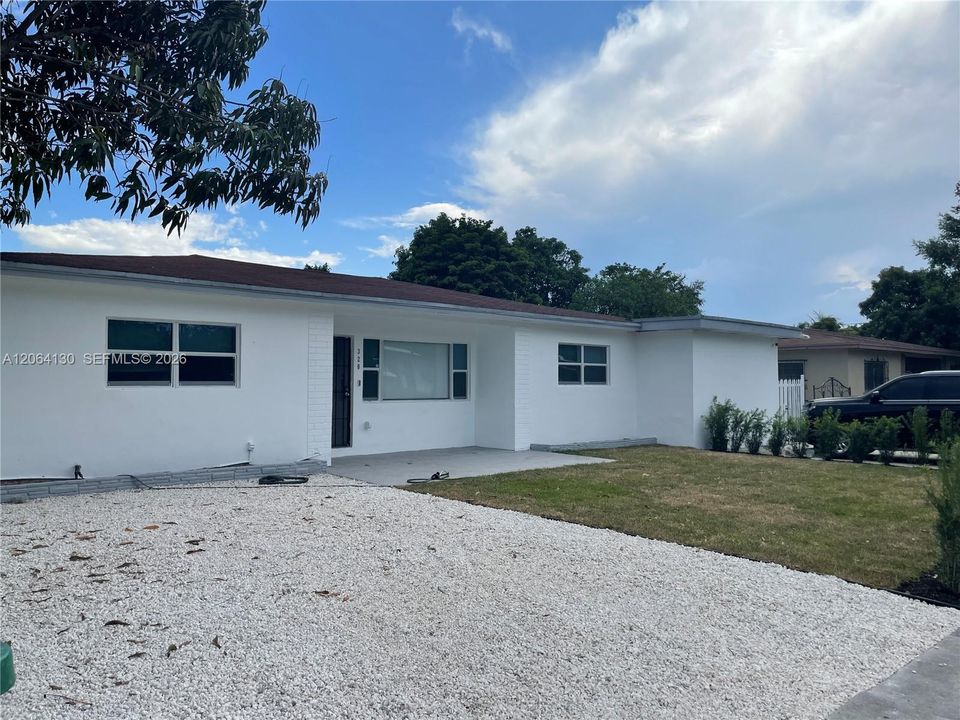 For Sale: $699,000 (3 beds, 3 baths, 2010 Square Feet)