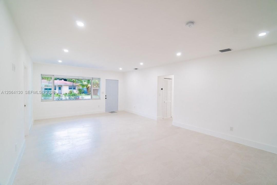 For Sale: $699,000 (3 beds, 3 baths, 2010 Square Feet)