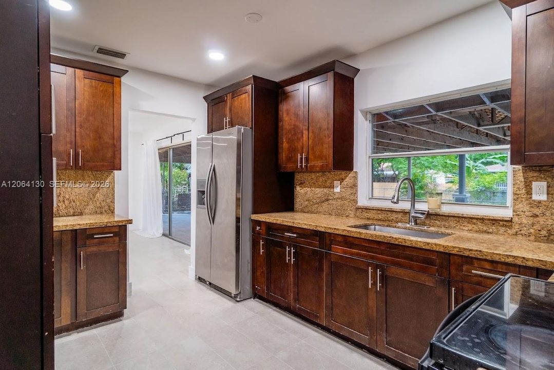 For Sale: $699,000 (3 beds, 3 baths, 2010 Square Feet)