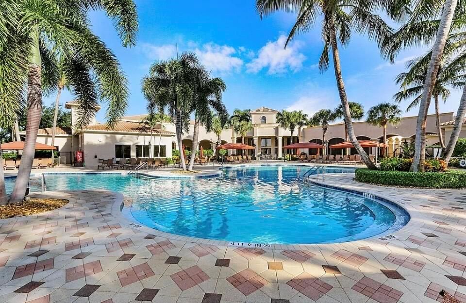 RESORT POOL