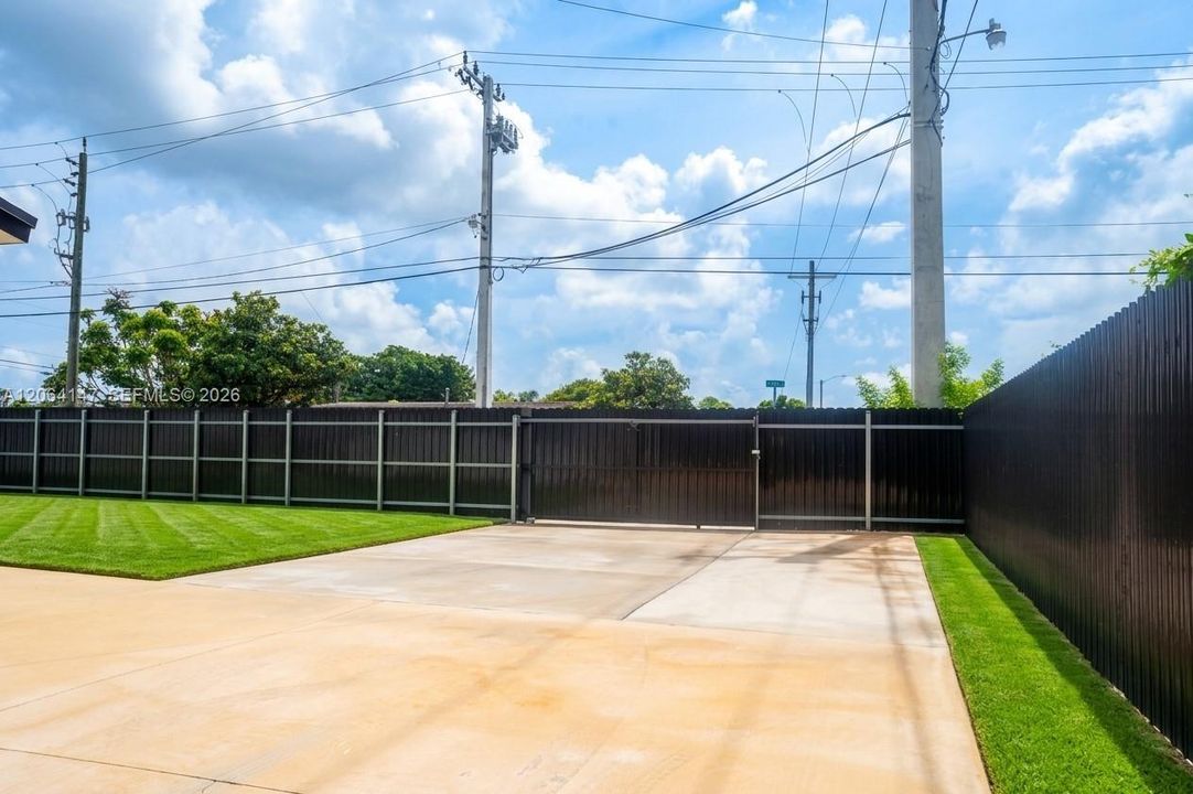 En Venta: $879,900 (4 camas, 3 baños, 2417 Pies cuadrados)