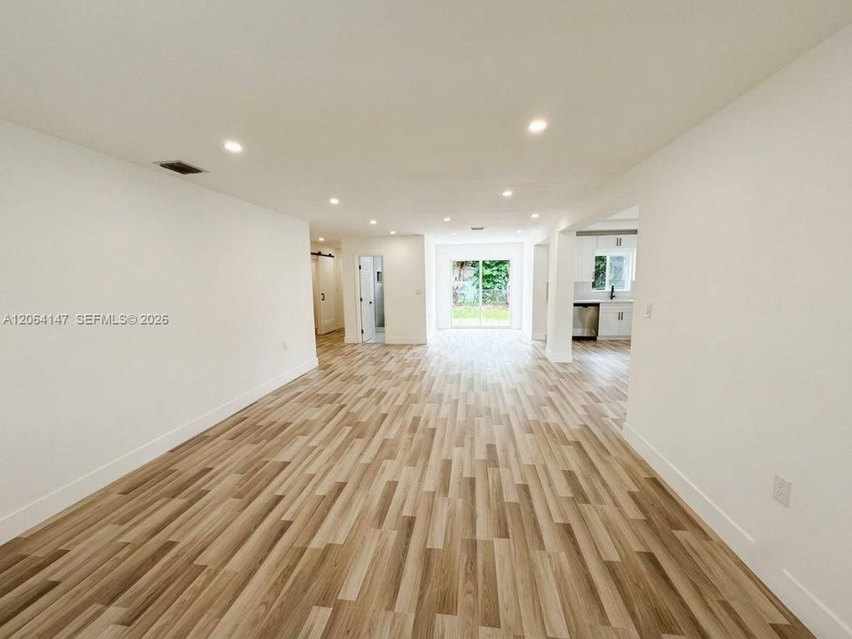 En Venta: $879,900 (4 camas, 3 baños, 2417 Pies cuadrados)