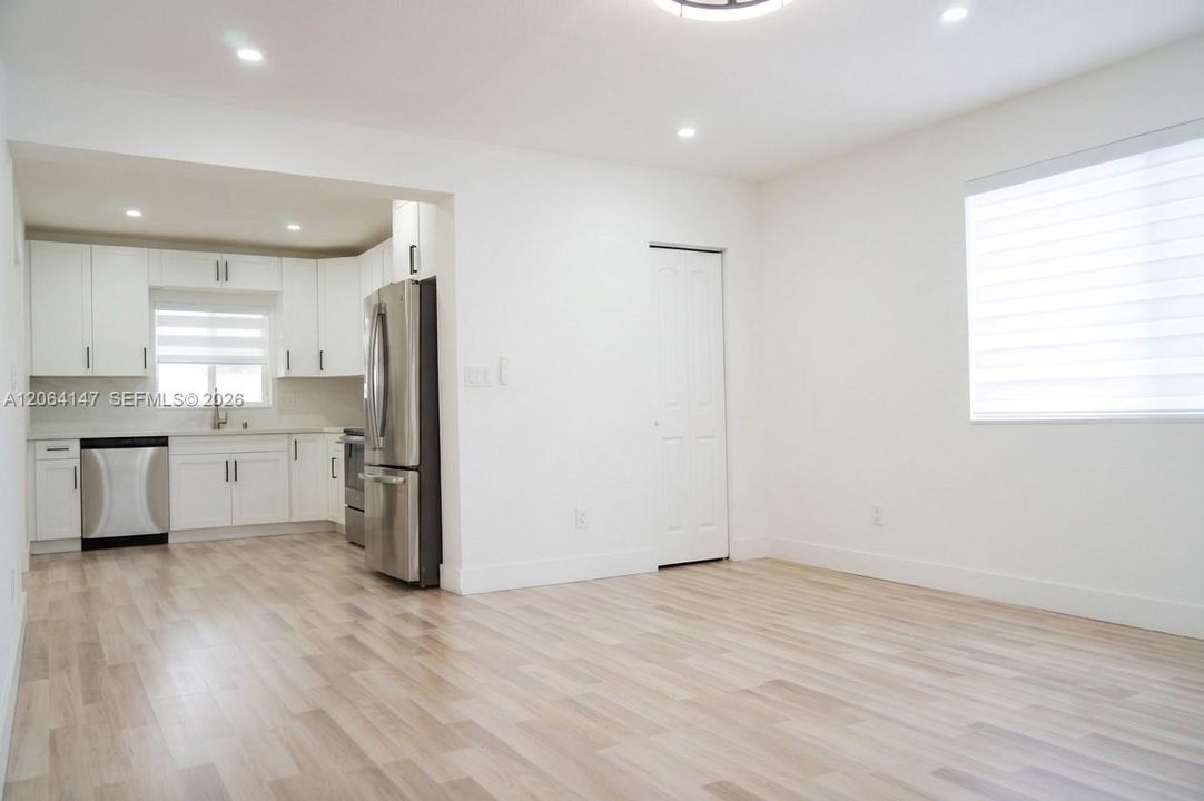 En Venta: $879,900 (4 camas, 3 baños, 2417 Pies cuadrados)