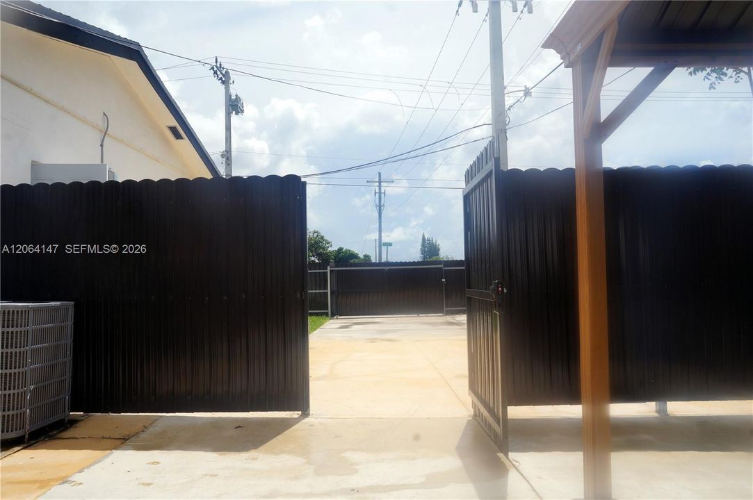 En Venta: $879,900 (4 camas, 3 baños, 2417 Pies cuadrados)
