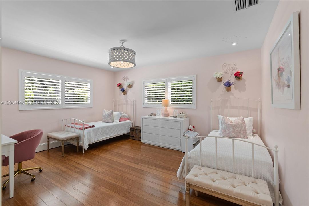 Activo con contrato: $14,500 (4 camas, 3 baños, 2686 Pies cuadrados)