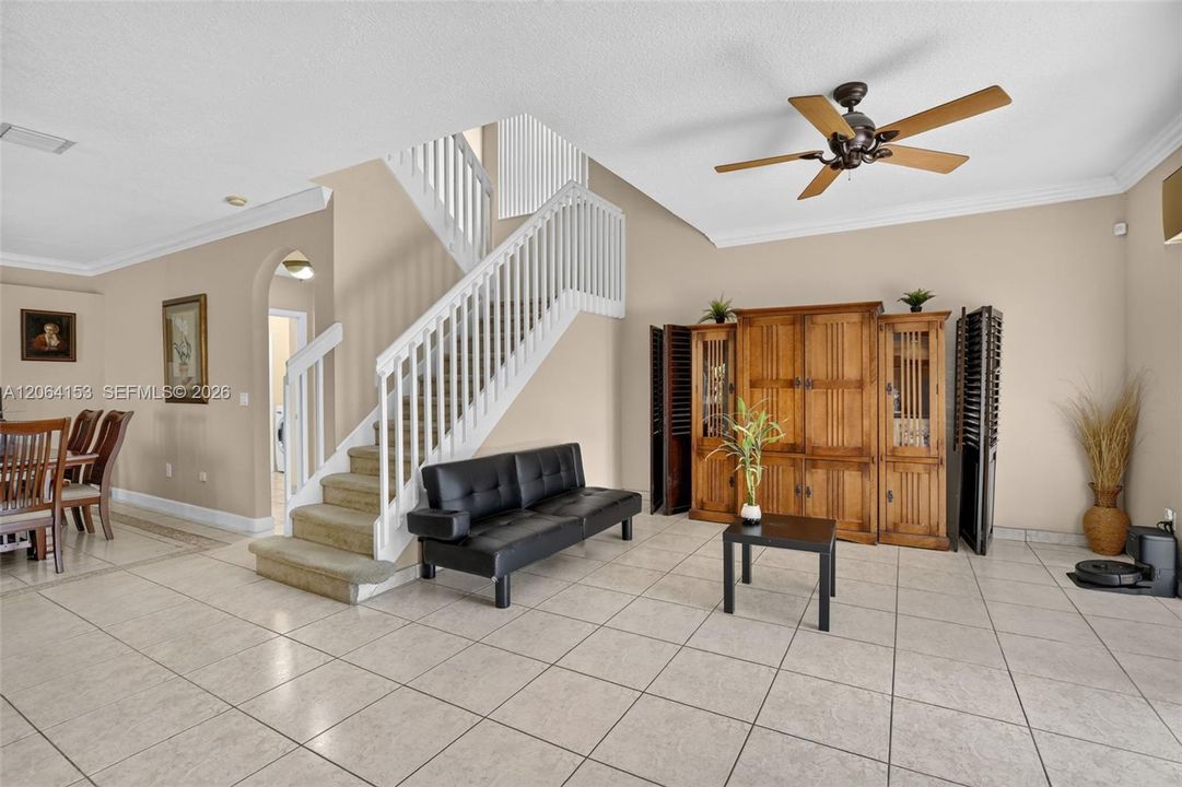 En Venta: $730,000 (4 camas, 2 baños, 2566 Pies cuadrados)