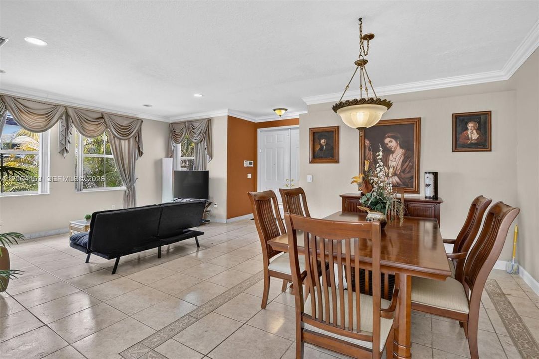En Venta: $730,000 (4 camas, 2 baños, 2566 Pies cuadrados)