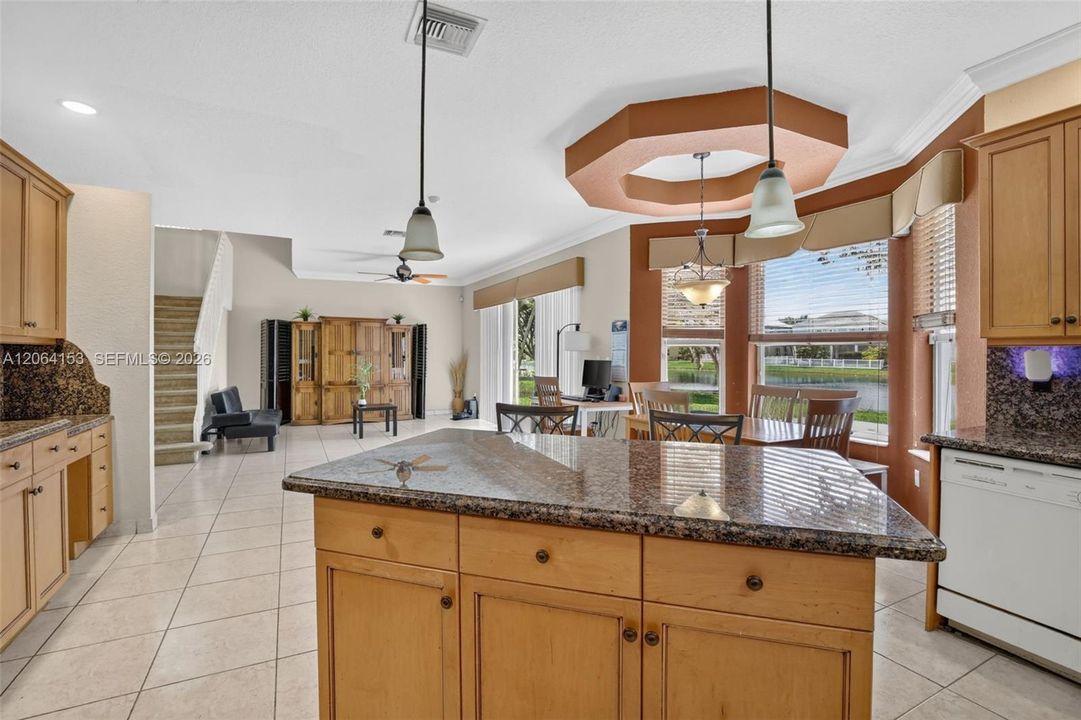 En Venta: $730,000 (4 camas, 2 baños, 2566 Pies cuadrados)
